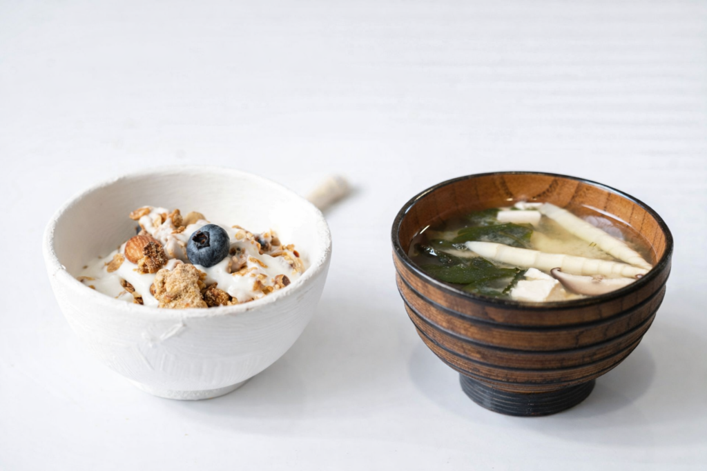 睡眠に良い栄養をイメージしたヨーグルトと味噌汁