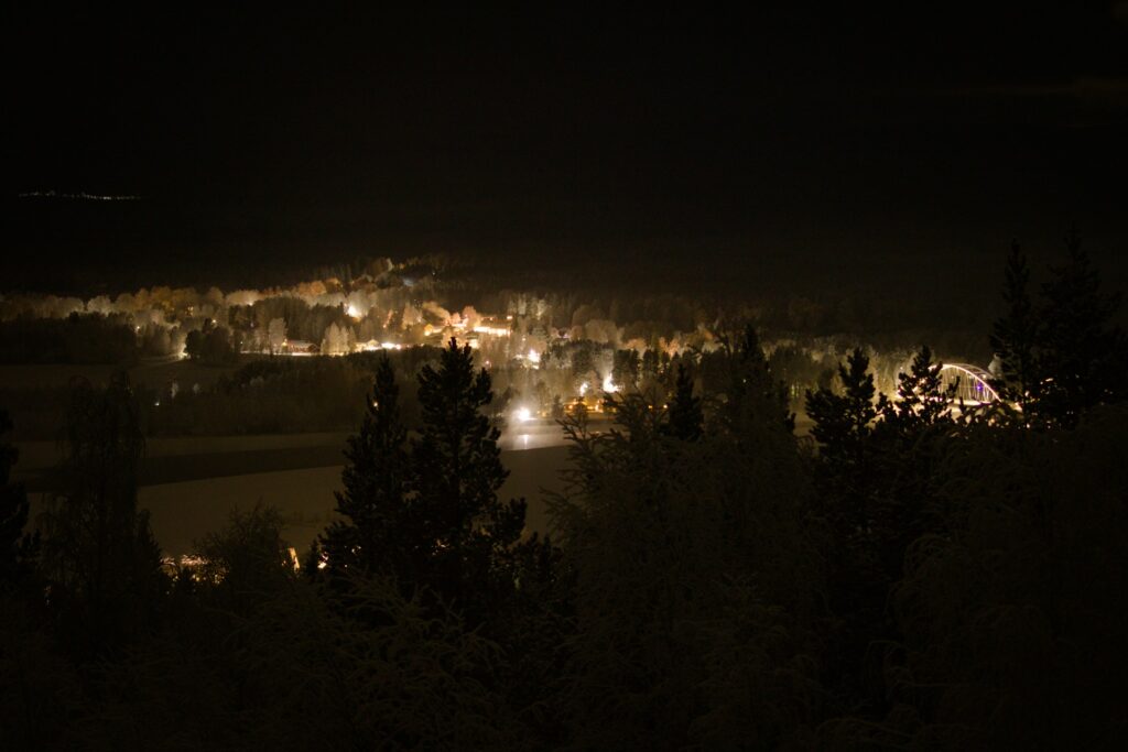 夜の町を見下ろした風景とそれぞれに流れる時間