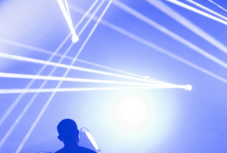 光や音などの外側の刺激によって覚醒が続く状態を表したイメージ